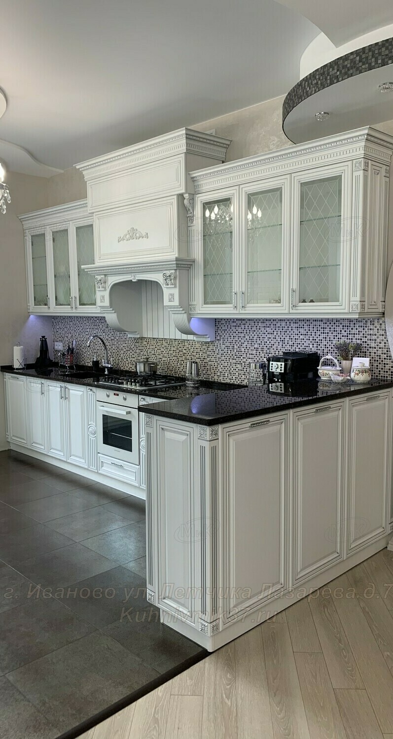 Кухня с барной стойкой и порталом Кухня классика с патиной и с барной стойкой