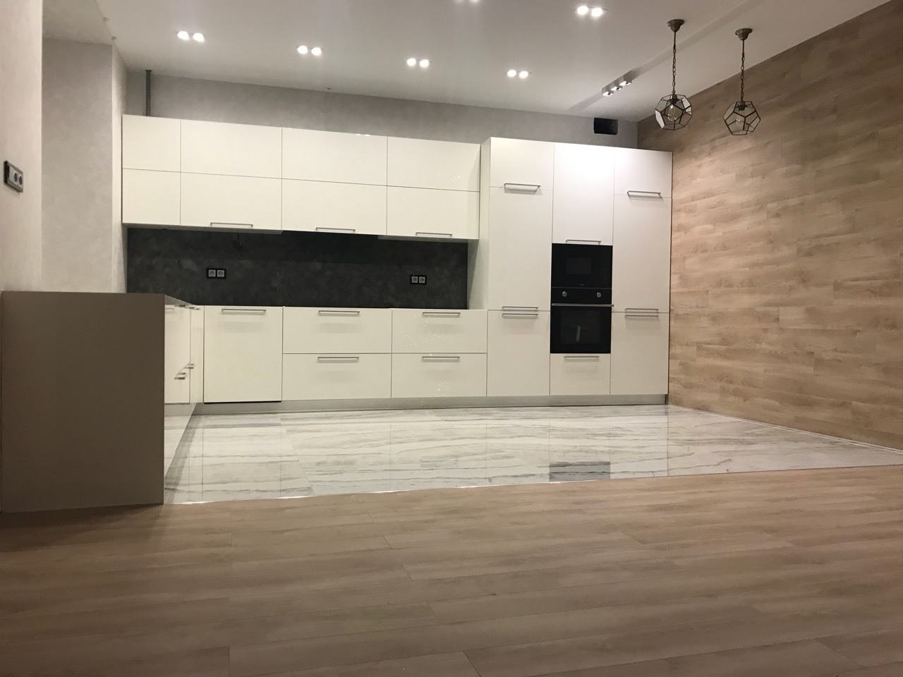  Кухня с фасадом из белого акрила