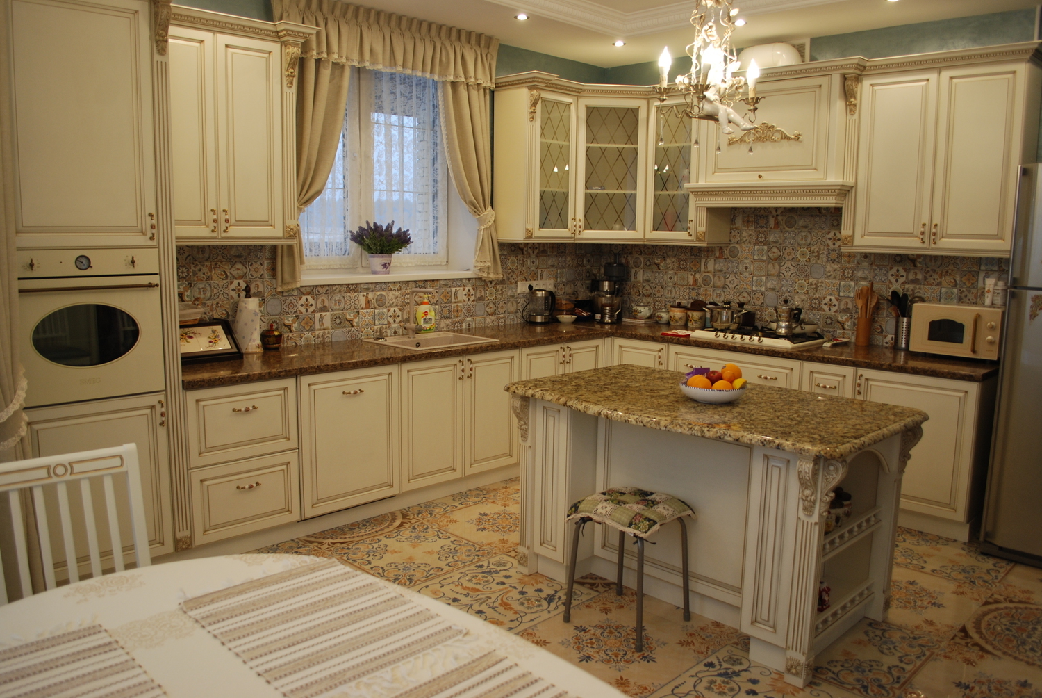 Кухня с фасадом МДФ эмаль с патиной золото