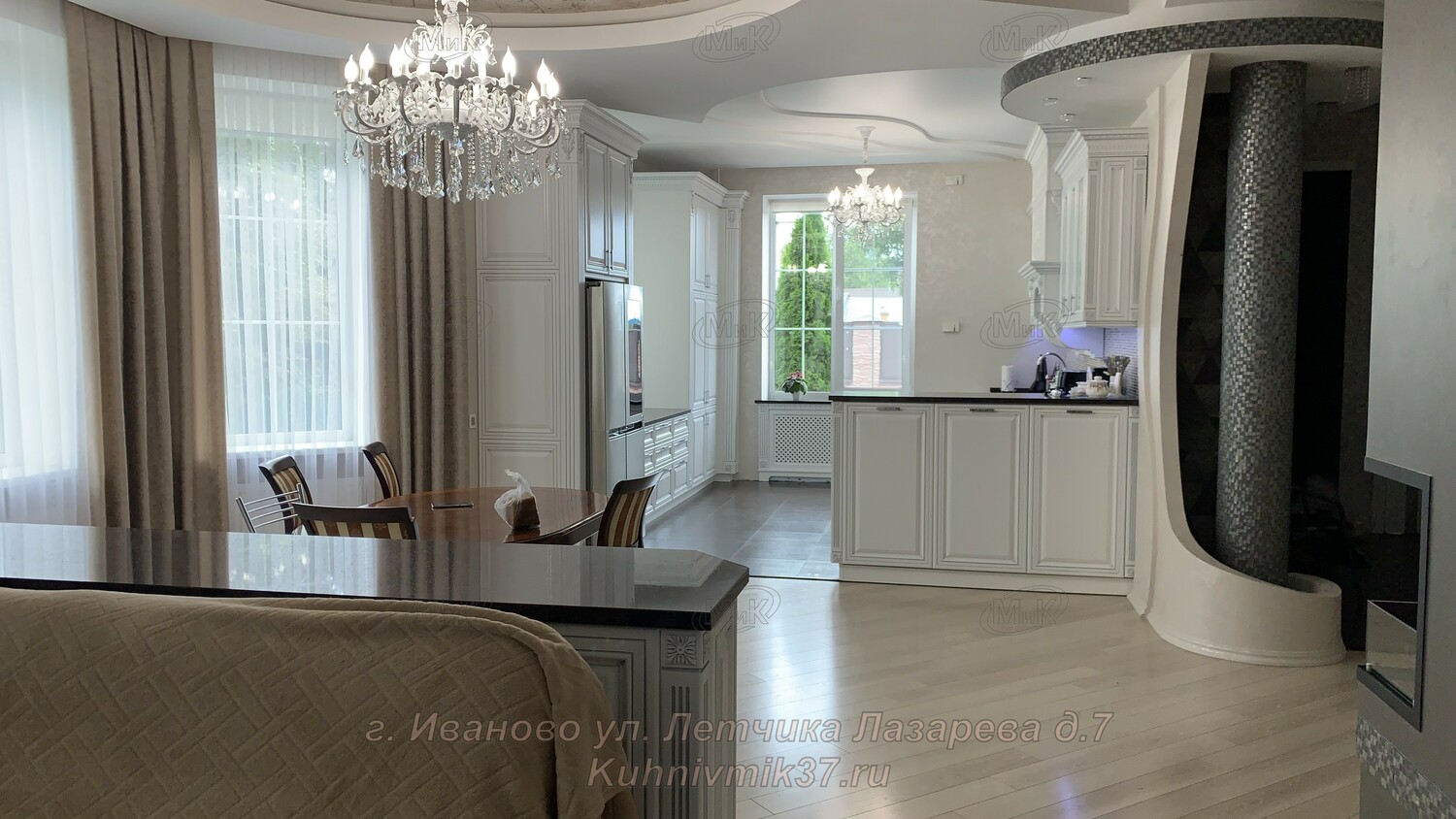 Кухня классика с порталом и патиной Кухня классика с барной стойко