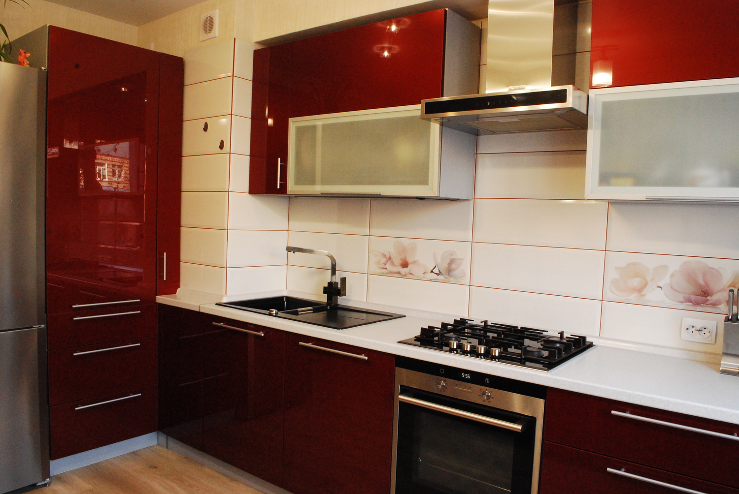  Кухня с фасадом из акрила цвет вишня 